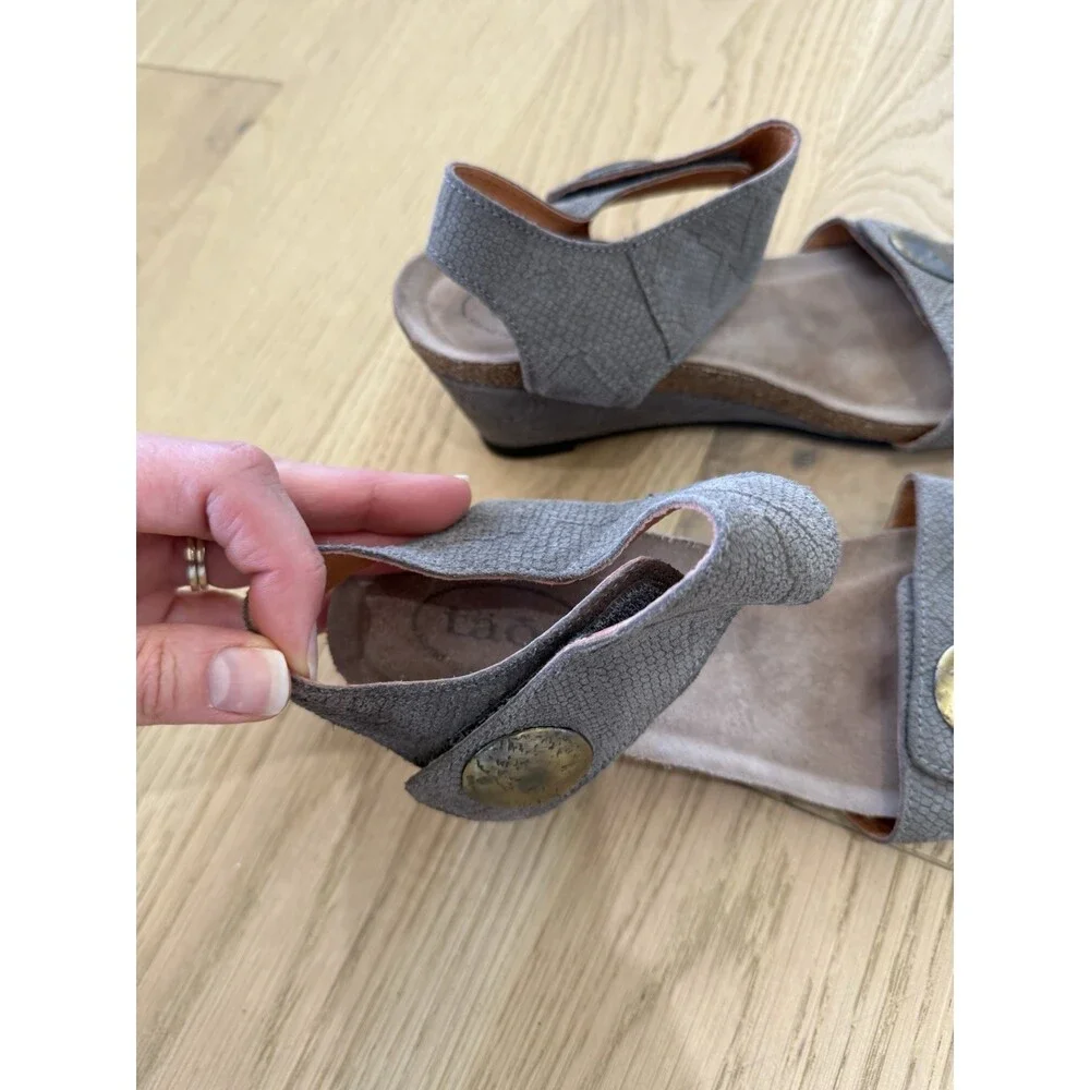 Taos Women’s Gray Leather Sandals Adjustable Straps Wedge Heel Size 8 8.5 39 - Picture 3 of 6